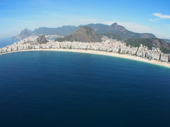 海岸線には、ホテル群がひしめいています.....。