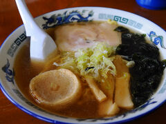 ちょうど昼時だったので、交番の斜向かいにあったラーメン屋へ入った。品書きには醤油、塩などがあったが、単に手打ラーメンと言うのがあり、大将に訊いてみると、醤油だと言うのでそれをいただいた。出てきたラーメンは、かなり濃い目に見えたが、思ったよりもあっさりとした味わいであった。中太の縮れ麺に、汁が程よく絡み、なかなか美味しかった。