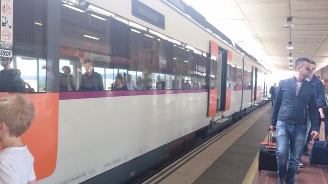 バルセロナの空港に着いて、列車でバルセロナサンツ駅に移動。<br />今迄は公共交通は苦手なのでタクシーなどを使っていましたが、<br />今回はなるべく列車やバスを利用しようと初挑戦。<br /><br />内心不安でしかが、切符売り場にはちゃんと係りの人が教えてくれました。
