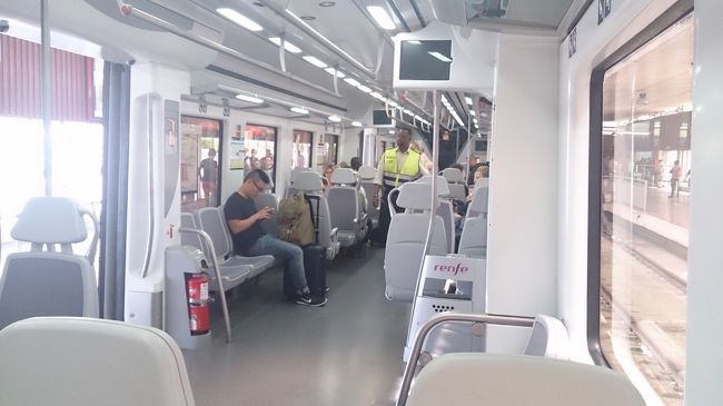 車内は静かで快適でした。<br /><br />しかし、途中で３人グループの音楽隊がやって来てギターと歌を披露。<br />終わるとチップを貰いに歩いていたので、２ユーロを出しました。<br /><br />他のお客はあまりあげていなかった様です。