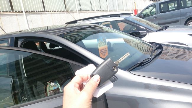 サンツ駅前のレンタカー会社Sixtへ車を引き取りに行きました。<br /><br />早速この為に買ったナビを取り付けて出発！<br /><br />GPSと言うのは実に便利。<br />自分で間違って入力しない限りは・・・<br />