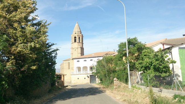 休憩しながら３時間くらいでラスクアレ（Lascuarre）に到着<br />教会の向こう側に村があります。