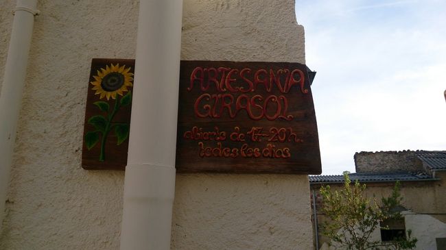 この看板、素敵なのにこの取り付け方は如何なものかしら？