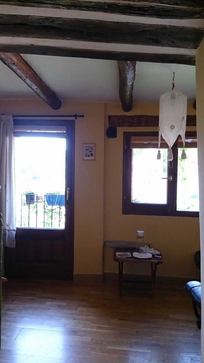 二間続きでドアの向こうは小さなテラス