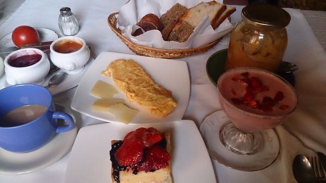 夕食に出たデザートがお腹いっぱいで食べられなかったので朝食に出してもらいました。<br />パン以外は全て手作りで全部食べたらまたお腹いっぱいになってしまい<br />結局、デザートをホイルに包んでもらい宿を後にしました。<br /><br />この後、大自然の中で一休み　<br />デザートを頂きました。<br /><br />小さな村巡りはこの後の旅行記で・・・