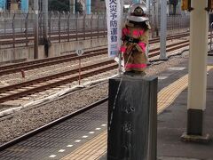 山手線浜松町駅のホームの端にある小便小僧。消防士姿になってました。