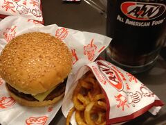 那覇空港では乗継時間はあまりありませんでしたが、一昨年の沖縄旅行で食べそびれたA&Wに思い入れがあり、一旦ゲートを出てフロアを上がってA&W空港店へ。ルートビアはお替り自由。でもこんな大きなジョッキですから…。くるくるのフライドポテト、美味しかったです。食べきれなかった子供の分は飛行機に持ち込みました。