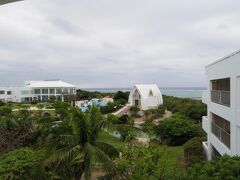 ホテルのお部屋の窓からはこんな景色。オーシャンビューなのですが、どんより雲が残念。