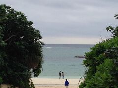 マエサトビーチに向かう道。やっぱり海が見えるとテンション上がります。