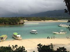 誰もが訪れるここ川平湾にやってきました。ちょっとだけ雲が切れて日が差すと、まあ美しいこと。グラスボートには乗りませんでしたが、ちょっとビーチまで下りて…