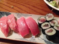 さて日も暮れました。まぐろ専門居酒屋ひとし本店で夕食です。
ここは人気と聞いていたので、フライト決めた次の日に電話して予約を取りました。居酒屋ですが、小学生・高校生の子連れでもOKでした。
お店の駐車場もあるらしいのですが、私達はちょっと離れた石垣市役所のパーキングに停めました。（ここの駐車料金が激安。ゆっくり食事して戻ってきても200円。）
まぐろは評判通りの美味しさ。