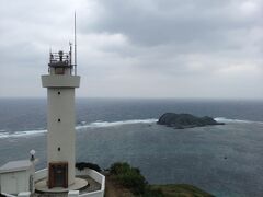 あっというまに帰る日です。結局曇天続きでしたが、ホテルチェックアウトから夕方のフライトまでたっぷり時間はあるし、平久保崎まで行ってみることにしました。風が強かった！　灯台の向こう側にまわると断崖絶壁、強風にあおられスリル満点。