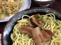 石垣島でまだ八重山そばを食べてない。平久保崎方面の有名店「明石食堂」は月曜日定休。ならば、とガイドブックに載ってる「新垣食堂」に行ってみましたが、少し前に売り切れ閉店に。灯台に行く前に寄れば良かった。
で、市内まで戻り「なかよし食堂」で念願の八重山そばにありつきました。地元らしい食堂。駐車場にちょっと困り、昨夜お世話になった市役所のパーキングに再び停めました。