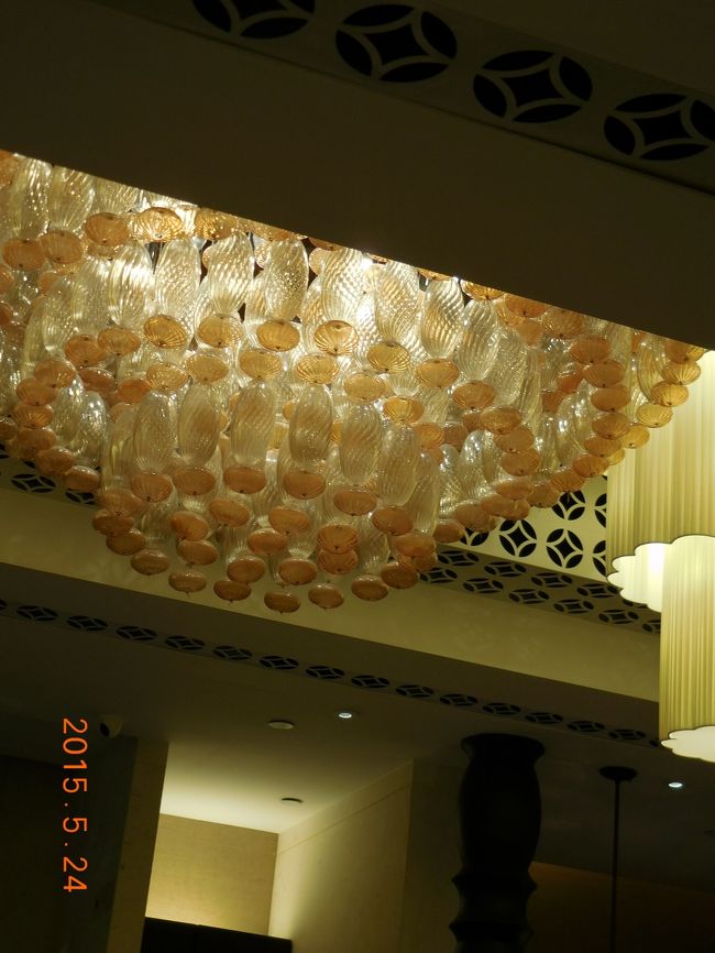 店内のシャンデリア。<br />お店はとてもきれいです<br />安心して食べれます(*^。^*)