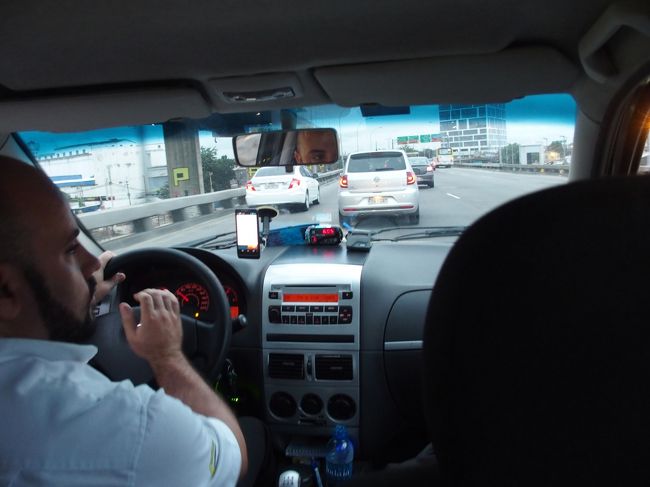 時間があまりなく、タクシーで空港へ