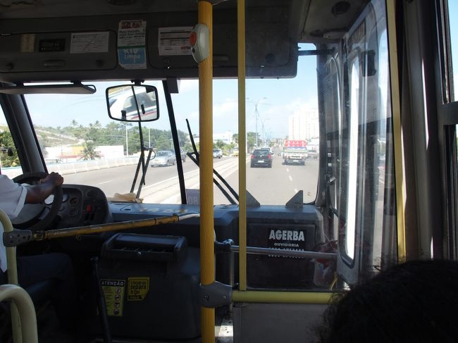 今日は試合後にReficeに飛ぶのだが、荷物預かりで30R$なんて吹っ掛けられたので、数日後に泊まる宿に荷物を預けにいく。この旅初めての路線バス。ちょっと怖かったけど、特に問題はなかった。