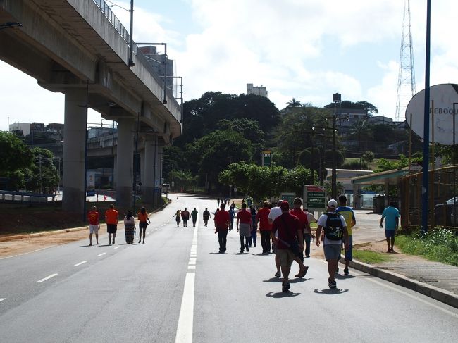 みんなでえっちらおっちらと歩く。高架は鉄道が走ってるらしいが、スタジアム前に駅がないというよくわからん整備状況
