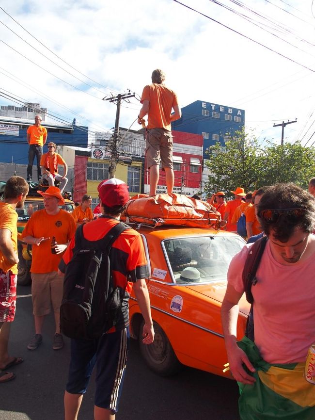 Oranjeサポは欧州各地へこういうオレンジ色の車で乗り込むのがお約束だけど、今回はNetherlandから貨物船で車を持ち込むというとんでもないことをやってるという