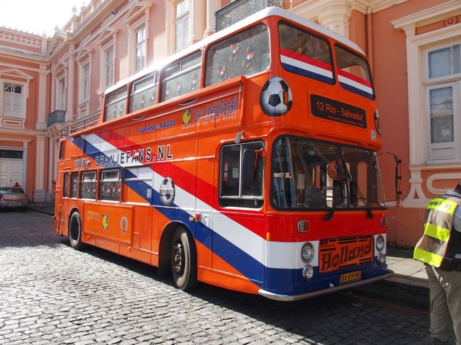 これがNetherlandから貨物船で運んできたOranjebus。欧州のOranjeのアウェーではおなじみなのだが、これを実現するのは素直に凄い！<br />http://www.oranjefans.nl/index1.php?page=Wk/2014/index.php<br />