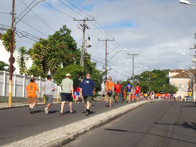 ぞろぞろとスタジアムへ向かう。スタジアムが丘の上にあって、アップダウンが激しい