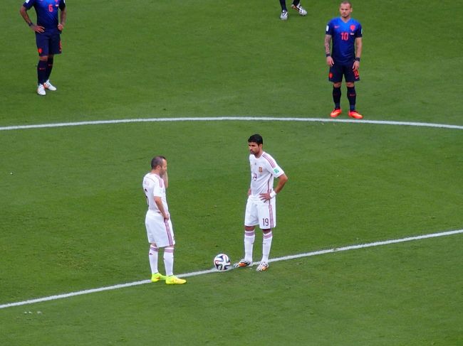 キックオフ。Spainへの帰化を選んだDiegoCostaは自国民から罵声を浴びる。Diegoのオ◯マ野郎、なんて大合唱が頻繁に沸き起こる始末。結果論だがSpainへの帰化は大失敗で、ブラジウに必要な選手でSpainには不要な選手ということになるのか。