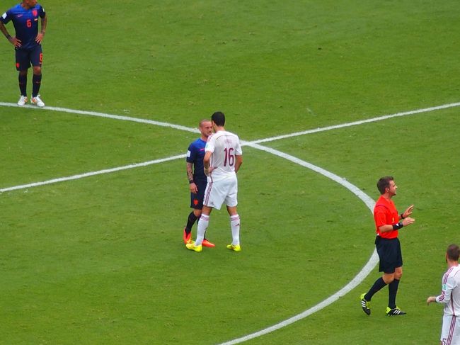 睨み合うSneijdelとBusquets