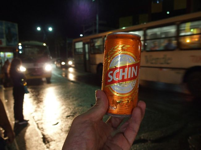 荷物を引き取り空港行きの路線バスを待つ間に、今日の旅の無事を祝して一杯（笑）