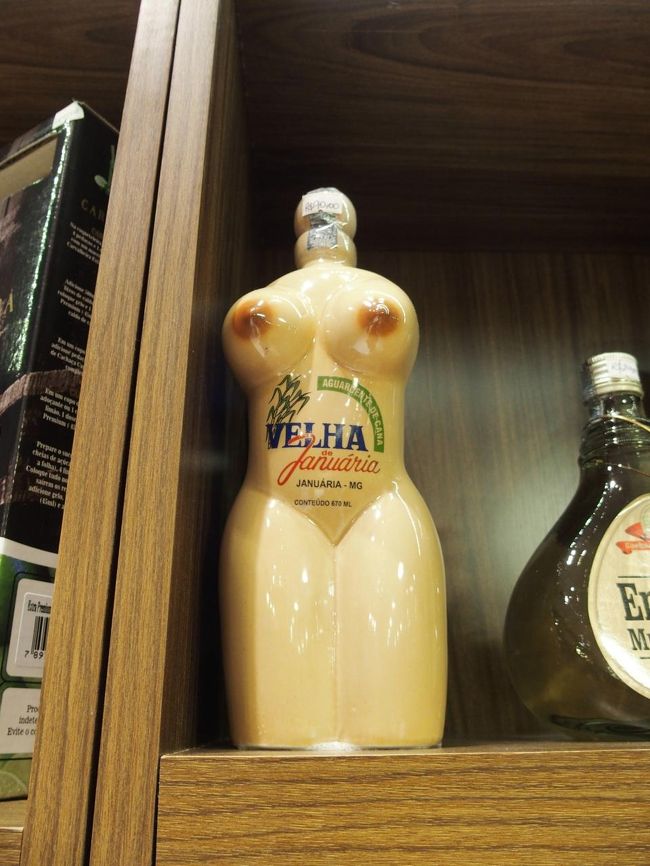 売店でこんな瓶のカシャーサを売ってた（笑）