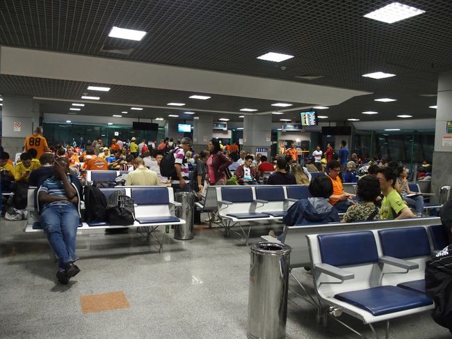 日本戦の前日に飛行機で1時間のところで好カードがあったからか、Recife行きの搭乗ゲート前は日本人だらけ。