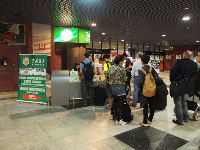 飛行機が遅れて地下鉄の終電は既になく、ホテルに向かうタクシーの予約待ちの列