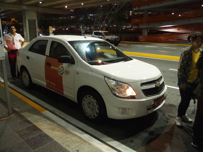 タクシーでホテルに向かう。この国にとっては赤信号は日本の黄色点滅程度の意味しかないのか（苦笑）
