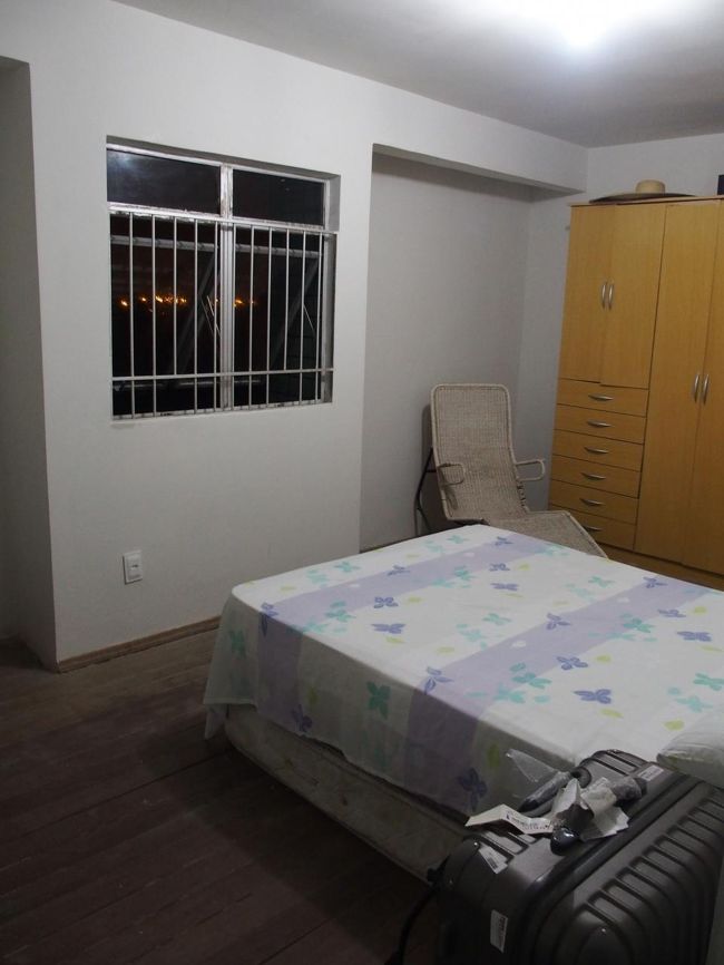 アパートを改造したホテルに到着。エアコンがないのはちょっとしんどい。おやすみなさい。<br />