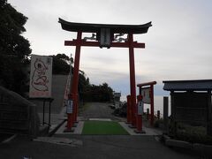 世界的に有名な「元乃隅稲成神社」
離合が出来ない様な細い道を抜け、棚田から10分程で到着しました。