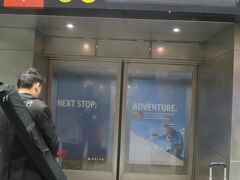 シータック空港到着。さすがIT先進国（？）、米国籍、グリーンカード保有者、以前にアメリカ入国実績がある者は、イミグレを20台以上ある自動端末で行う。パスポートと右手4本指をかざすだけ。ところが、それで終わりかと思ったら印字されたレシートを担当官がチェックし、質問に答えてスタンプをもらう。担当官は二人しかおらず、また軍人が優先されるので、かかる時間は大して変わらない。結局、担当官の手間が減り、人員削減しただけ。
さらに預け荷物がある人は、バゲッジクレームで荷物を受け取った後、サテライトからメインターミナルに移動するため、再度荷物を預け直すという煩わしさ。私は機内持込荷物だけなので助かった。
そのサテライト・トランジット・システムの乗車口。