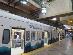 終点ウエストレイク駅に到着。地下トンネルになっており、トンネルバスなどと共通。