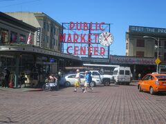 時間があるので、予定していた観光ルートを逆周りに回ることにした。
まずは、お上りさん定番のパイク・プレース・マーケット。
