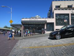 名の知れたお店が並ぶ。