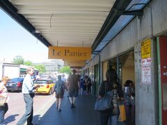 翌朝、朝食のクロワッサンを買うことになるこの店も。