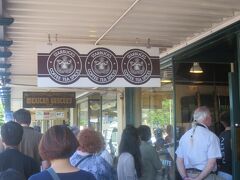 そして目玉のスターバックス1号店。築地場内の吉野家1号店みたいなもの。観光客が押し寄せて中には入れない。別にそれほど執着もないので写真撮影のみ。