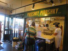 スターバックスの隣のピロシキ・ピロシキ。ビーフ＆チーズ5.40ドルを購入、これが今日の昼ご飯。
