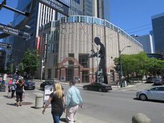 ポスト・アレイを抜けて階段を上がるとシアトル美術館。大きなハンマーマン。ゆっくりとハンマーを打ち下ろしている。