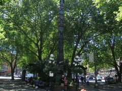 パイオニア・スクエアに到着、トーテムポールは逆光でよく見えない。