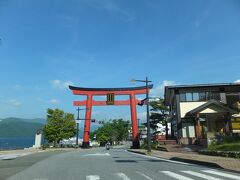 朝6時に栃木の自宅を出発。友人たちとの待ち合わせは7時半。
8時登頂開始予定です。
中禅寺湖のシンボル「大鳥居」をくぐります。