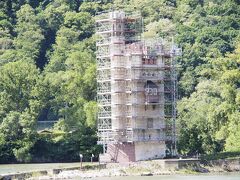ねずみの塔は修復中のため無残な姿に。