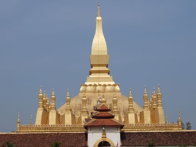 タート・ルアン<br />１５６０年にルアンパバーンからビエンチャンに遷都した後、<br />セーターティラート王によって１５６６年に現在の形に建立されたとされる<br />高さ４５メートルの黄金の仏塔。<br />破壊や修復を経て、現在に至っています。<br />中には釈迦の胸骨や頭髪が納められているらしいです。<br />