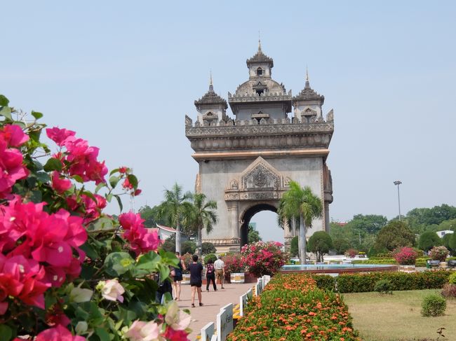 パトゥーサイ（凱旋門）<br />パリの凱旋門をモデルに建てられた戦没者慰霊塔。<br />外観からは完成しているように見えるが、内部が未完成のままだそうです。<br />上は展望台になっていて、階段で上ることができます。（有料）<br />展望台に上ると、ビエンチャン市内を３６０度見渡すことができます。<br />（とても暑い中、階段を上るので正直、疲れていて感動はあまりない？）<br />