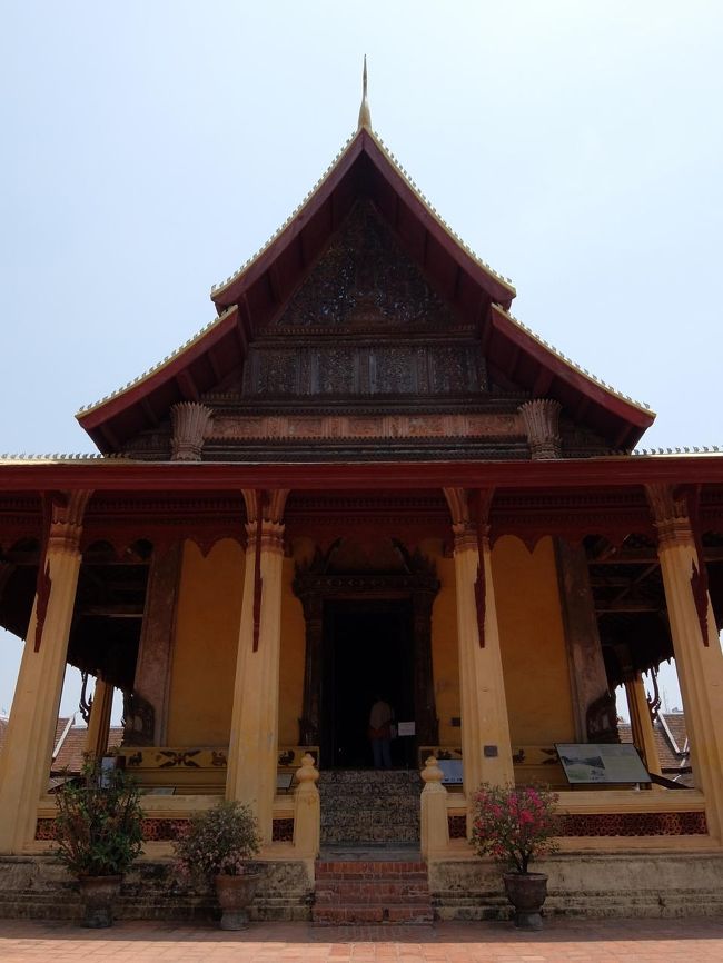 ワット・シーサケット（シーサケット寺院）<br />（地球の歩き方では、ワット・シーサケート）<br />１８１８年に建立され、破壊されずに残っている<br />ラオス国内現存最古の寺院。<br />シャム（タイ）に侵略され、数々の建物が破壊される中、残った為<br />歴史的に価値のある建物。<br />本堂には２，０５２体の仏像が並び、回廊に掘らせた３，４２０の小さな<br />穴には２体ずつ仏像が安置されています。<br />全１万１３６体の仏像があるそうです。<br />