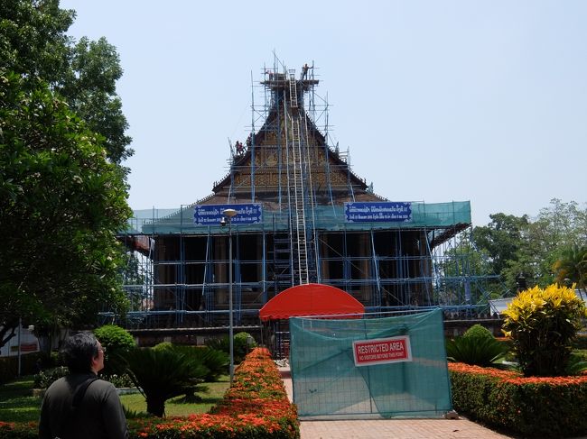 ワット・ホーパケオ（ホーパケオ寺院）<br />２０１５年５月現在修復中。<br />ビエンチャンに遷都が行われたときに、エメラルド仏を<br />安置する目的で１５６３年に建てられたそうです。<br />１７３０年、１８２８年シャム（現在のタイ）の侵入によって破壊され<br />エメラルド仏も持ち去られたとか。<br />あの有名なバンコクのプラケオ寺院（エメラルド寺院）に安置されている<br />エメラルド仏は、ここラオスにあったものだそうです。<br />（タイ人にこの話をすると怒るそうです・・・）<br />