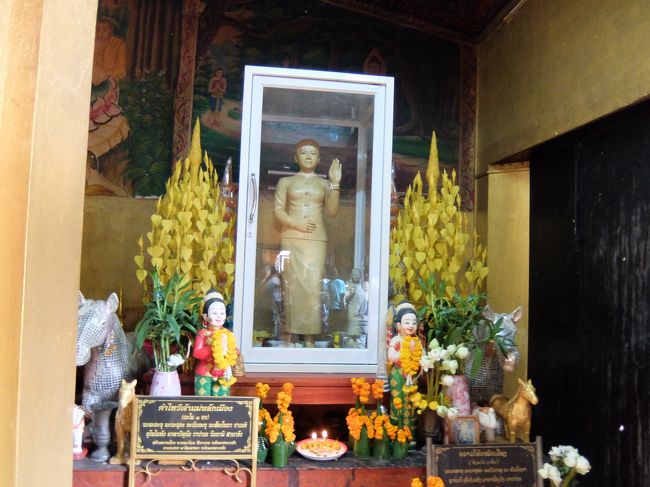 シーさんの像<br /><br />シーの伝説<br />寺院を建立する際に、土台の穴を掘っていたところ、大きな石が出土。<br />この石を綱で結わえて引っ張り出そうとしてもビクともせず、それを見ていた<br />シーという名前の若い妊婦が、自ら人身御供となって穴に飛び込んだところ<br />綱が切れて石も穴の中に落ちたという。<br />そして寺の守り神として見守り続けていると語り継がれているようです。<br />