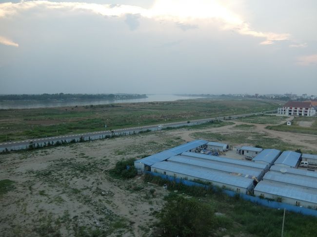 メコン川が見えるお部屋もありますが、私たちは逆側だったので<br />廊下の端まで行って、撮ってみました。